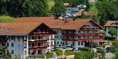 Wellnessurlaub - Pools: Innenpool - Bürserberg - Hotelansicht im Sommer - Königshof Hotel Resort