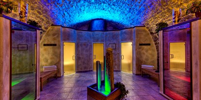 Wellnessurlaub - Rücken-Nacken-Massage - Oberstaufen - Felsengewölbe mit Dampf- und Infrarotwärmekabinen - Königshof Hotel Resort