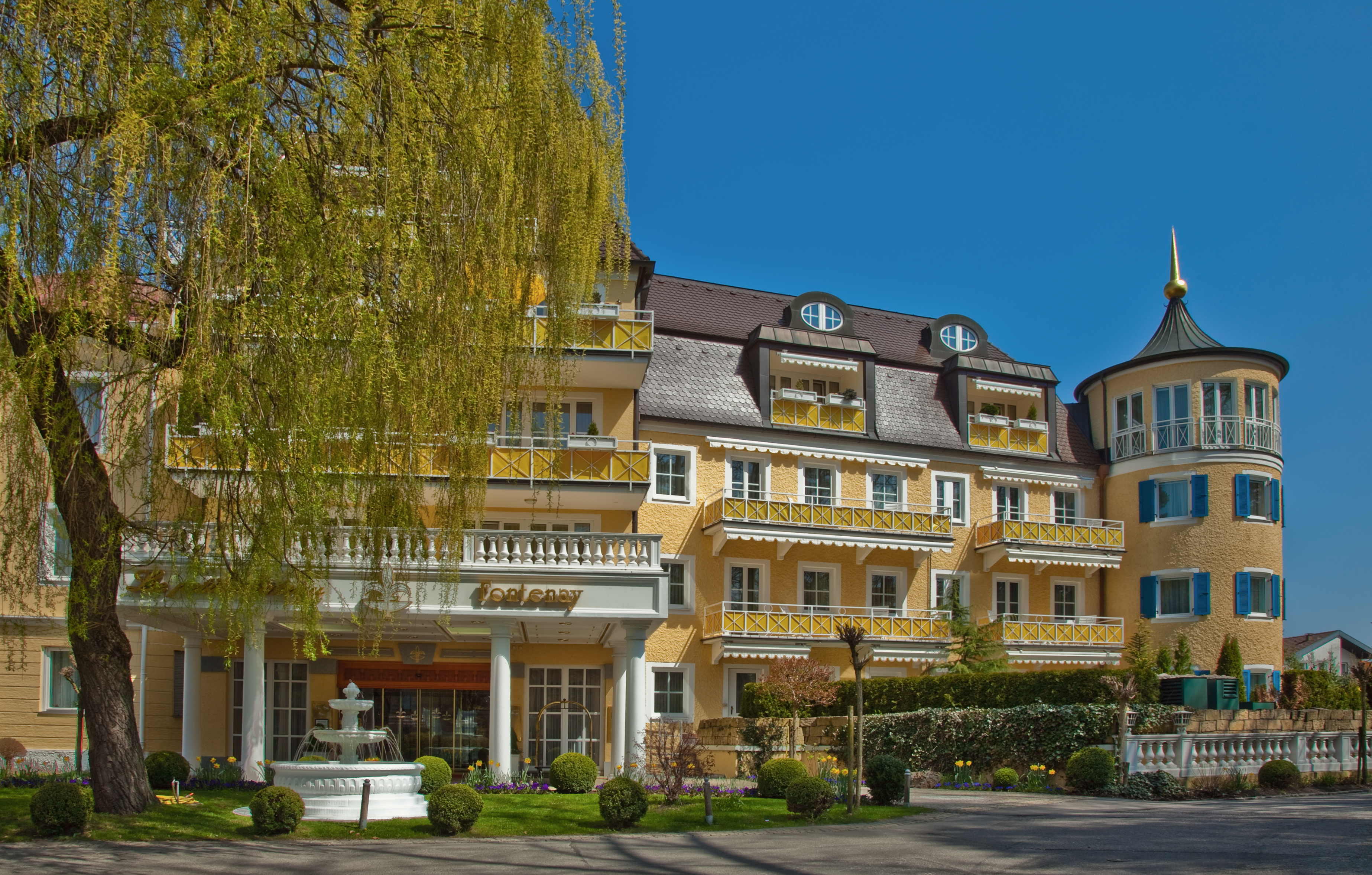 Wellnesshotel - Ansicht auf den Hoteleingang, Vorderseite des Hotel & SPA Fontenay. - Hotel & SPA Fontenay