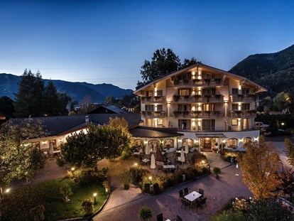 Wellnessurlaub - Reith bei Kitzbühel - Hotel und Terrasse - Hotel Sportcamp Woferlgut