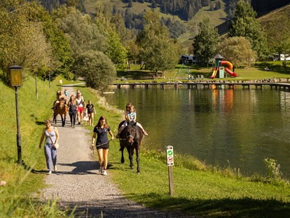 Wellnessurlaub - Pools: Sportbecken - Leogang Hütten - Badesee - Hotel Sportcamp Woferlgut