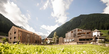 Wellnessurlaub - Honigmassage - Mühlen in Taufers - Außenansicht - Wanderhotel Jaufentalerhof