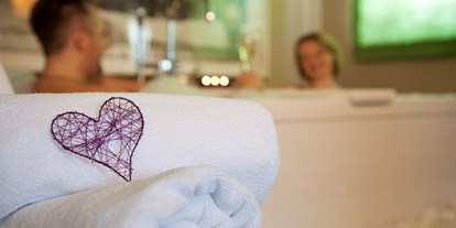 Wellnessurlaub - Bettgrößen: Doppelbett - Hausruck - Romantisches Bad zu Zweit - Romantik Spa Hotel Elixhauser Wirt