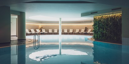 Wellnessurlaub - Hotelbar - Bartholomäberg - Pool - Hotel Waldhuus Davos