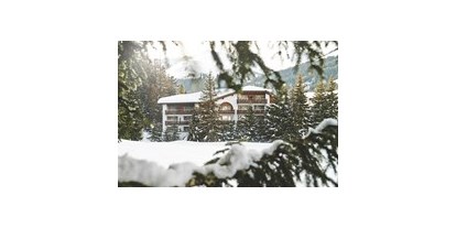 Wellnessurlaub - Bettgrößen: Twin Bett - St. Gallenkirch - Aussenansicht Winter - Hotel Waldhuus Davos