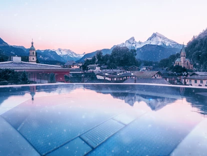 Wellnessurlaub - Bettgrößen: Twin Bett - Ruhpolding - Wahnsinnig schöner Ausblick aus dem Pool auf die Berge. - Hotel EDELWEISS Berchtesgaden