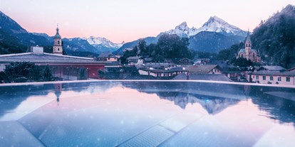 Wellnessurlaub - Kosmetikbehandlungen - Bayern - Wahnsinnig schöner Ausblick aus dem Pool auf die Berge. - Hotel EDELWEISS Berchtesgaden