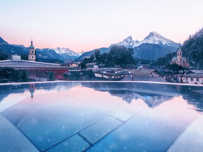 Wellnessurlaub - Umgebungsschwerpunkt: Therme - Wahnsinnig schöner Ausblick aus dem Pool auf die Berge. - Hotel EDELWEISS Berchtesgaden