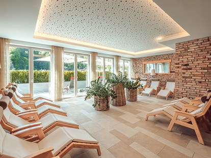 Wellnessurlaub - Rücken-Nacken-Massage - Erlfeld - Seele baumeln lassen im Ruheraum unseres SPA-Bereichs - Hotel EDELWEISS Berchtesgaden