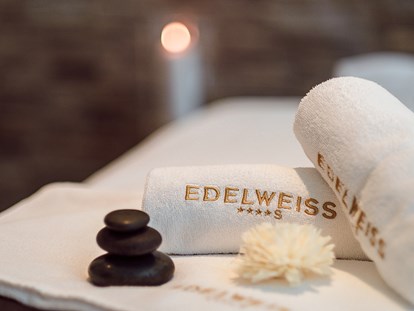 Wellnessurlaub - Umgebungsschwerpunkt: Therme - Erholsame Behandlungen, wie Hot-Stone-Massagen, Meditationen und Kosmetikbehandlungen - Hotel EDELWEISS Berchtesgaden