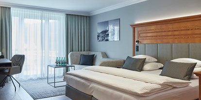 Wellnessurlaub - Biosauna - Bayern - Eines unserer gemütlichen Schlafzimmer für 2 Personen mit Wohlfühl-Couch.   - Hotel EDELWEISS Berchtesgaden