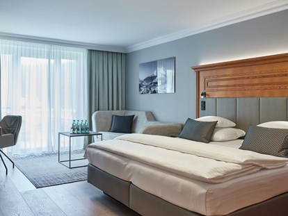 Wellnessurlaub - Umgebungsschwerpunkt: Therme - Eines unserer gemütlichen Schlafzimmer für 2 Personen mit Wohlfühl-Couch.   - Hotel EDELWEISS Berchtesgaden