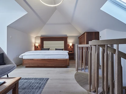Wellnessurlaub - Rücken-Nacken-Massage - Hof (Wagrain) - Beispiele unserer Ausstattung der Schlafzimmer im Dachgeschoss. - Hotel EDELWEISS Berchtesgaden