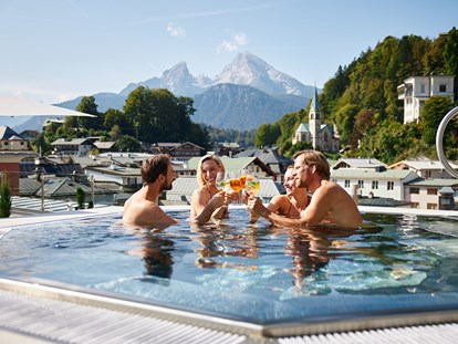 Wellnessurlaub - Schwangerenmassage - Kössen - Ausblick genießen im geheizten Pool auf unserer Terrasse. - Hotel EDELWEISS Berchtesgaden