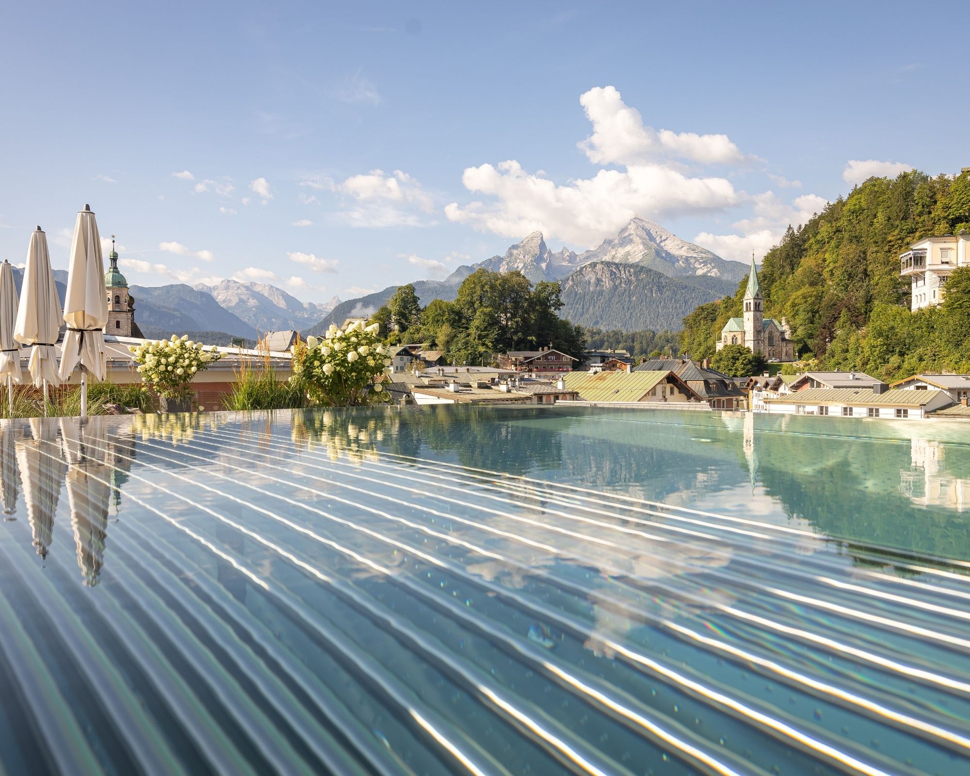 Wellnesshotel - Infinity Whirlpool mit Blick über Berchtesgaden und auf den Watzmann und die umliegenden Berge - Hotel EDELWEISS Berchtesgaden