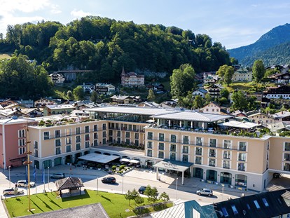 Wellnessurlaub - Umgebungsschwerpunkt: Therme - Hotel EDELWEISS-Außenansicht mit schönem Blick auf die Berge. - Hotel EDELWEISS Berchtesgaden