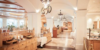 Wellnessurlaub - PLZ 83395 (Deutschland) - Hotelrestaurant-Buffet mit verschiedenen kulinarischen Köstlichkeiten. - Hotel EDELWEISS Berchtesgaden