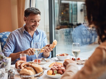 Wellnessurlaub - Umgebungsschwerpunkt: See - Kitzbühel - Im Hotelrestaurant bekommen Sie ein wunderschön angerichtetes Frühstück oder Frühstücks-Buffet. - Hotel EDELWEISS Berchtesgaden