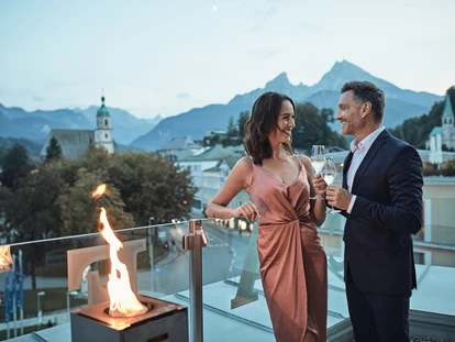 Wellnessurlaub - Bettgrößen: Twin Bett - Ruhpolding - Traumhafte Kulisse bei Abend auf  der Dachterrasse des Restaurant PANORAMA - Hotel EDELWEISS Berchtesgaden