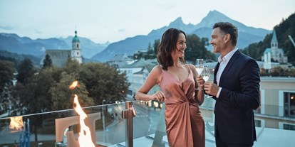 Wellnessurlaub - Umgebungsschwerpunkt: Berg - PLZ 5652 (Österreich) - Traumhafte Kulisse bei Abend auf  der Dachterrasse des Restaurant PANORAMA - Hotel EDELWEISS Berchtesgaden