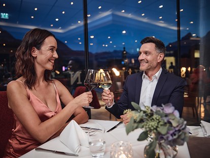 Wellnessurlaub - Pools: Innenpool - Großarl - Candle-Light-Dinner zu Zweit bei uns im Restaurant PANORAMA genießen - Hotel EDELWEISS Berchtesgaden