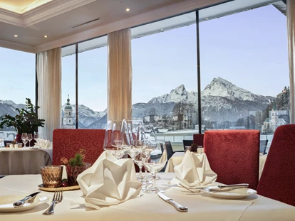 Wellnessurlaub - Kräutermassage - Hof (Wagrain) - Unsere Tische im Restaurant PANORAMA mit Ausblick auf die Berge. - Hotel EDELWEISS Berchtesgaden