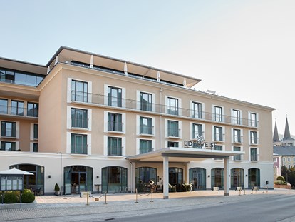 Wellnessurlaub - Bettgrößen: Doppelbett - Erlfeld - Hotel-Außenansicht mit Eingang.
 - Hotel EDELWEISS Berchtesgaden