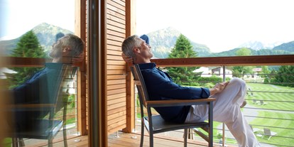 Wellnessurlaub - Außensauna - Schwangau - Entspannung auf dem Balkon mit Bergblick - Hotel Exquisit