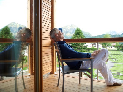 Wellnessurlaub - Finnische Sauna - Fischen im Allgäu - Entspannung auf dem Balkon mit Bergblick - Hotel Exquisit
