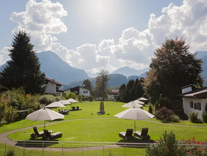 Wellnessurlaub - Umgebungsschwerpunkt: Berg - Lindenberg im Allgäu - Großer Garten mit Blick auf die Allgäuer Alpen - Hotel Exquisit