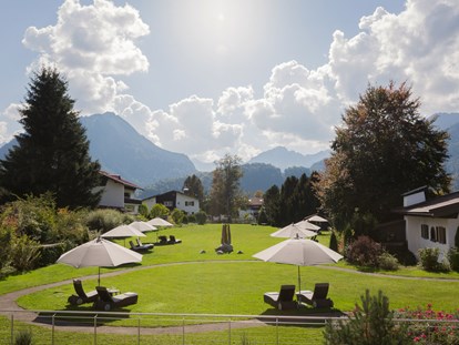 Wellnessurlaub - Fußreflexzonenmassage - Lech - Großer Garten mit Blick auf die Allgäuer Alpen - Hotel Exquisit