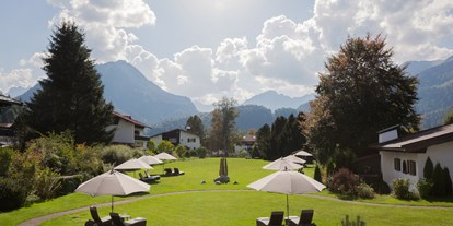 Wellnessurlaub - barrierefrei - Grän - Großer Garten mit Blick auf die Allgäuer Alpen - Hotel Exquisit
