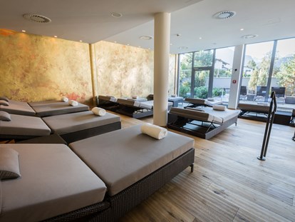 Wellnessurlaub - Rücken-Nacken-Massage - Balderschwang Schlipfhalden - Ruheraum mit Blick in die Berge - Hotel Exquisit
