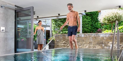 Wellnessurlaub - Hotelbar - Tauchbecken nach Saunagang im Reischlhof - Wellness & Naturresort Reischlhof****S