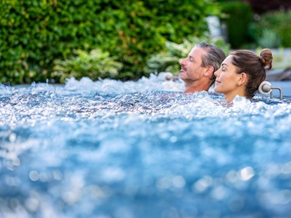 Wellnessurlaub - Pools: Außenpool beheizt - Auszeit im Relax-HotPool - Wellness & Naturresort Reischlhof****S