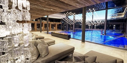 Wellnessurlaub - Finnische Sauna - Pool Innenbereich im Reischlhof  - Wellness & Naturresort Reischlhof****S
