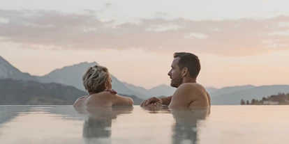 Wellnessurlaub - Kräutermassage - Pron - Entspannen im Luxury Infinity Whirlpool. - Natur- und Wellnesshotel Höflehner