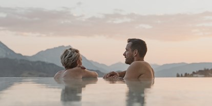Wellnessurlaub - Außensauna - Wallingwinkl - Entspannen im Luxury Infinity Whirlpool. - Natur- und Wellnesshotel Höflehner