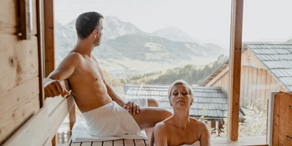 Wellnessurlaub - Kräutermassage - Kreutern (Bad Ischl) - In der Panoramasauna entspannen Ihre Muskeln und Sie genießen den Ausblick. - Natur- und Wellnesshotel Höflehner