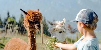 Wellnessurlaub - Außensauna - Steiermark - (Kinder-)Augen strahlen ganz groß - beim Lampaka Meet & Greet für Klein und Groß. - Natur- und Wellnesshotel Höflehner