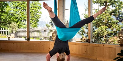 Wellnessurlaub - Klassifizierung: 4 Sterne S - Hüttschlag - Schon einmal Aerial Yoga ausprobiert? - Natur- und Wellnesshotel Höflehner