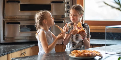 Wellnessurlaub - Babysitterservice - Hüttschlag - Gemeinsames Pizza backen macht Spaß und die Pizza schmeckt gleich noch besser. - Natur- und Wellnesshotel Höflehner