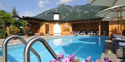 Wellnessurlaub - zustellbare Kinderbetten - Garmisch-Partenkirchen - Der Außenpool mit Blick auf die Berge - Staudacherhof