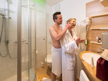 Wellnessurlaub - Shiatsu Massage - Badezimmer Doppelzimmer  - Thula Wellnesshotel Bayerischer Wald