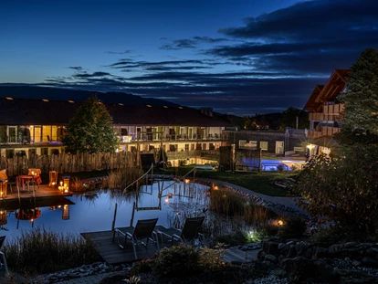 Wellnessurlaub - Parkplatz: kostenlos beim Hotel - Neuschönau - weitläufige Liegewiese und eine Gartenlandschaft mit über 15.000 m² - Wellnesshotel Lindenwirt