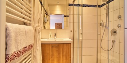 Wellnessurlaub - Finnische Sauna - Bayern - Zimmer/ Badezimmer - Landhotel Geyer