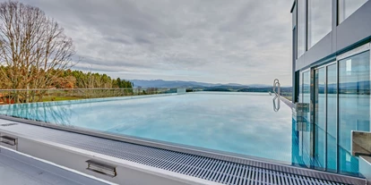 Wellnessurlaub - Pools: Infinity Pool - Roßbach (Landkreis Rottal-Inn) - Infinity-Außenpool - Wellness Hotel Zum Bräu