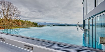 Wellnessurlaub - Pools: Außenpool beheizt - Bodenmais - Infinity-Außenpool - Wellness Hotel Zum Bräu