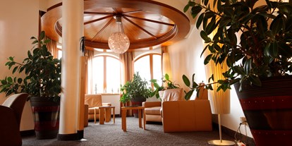 Wellnessurlaub - Whirlpool - Ostbayern - Teil der Hotellobby - Der Birkenhof Spa & Genuss Resort