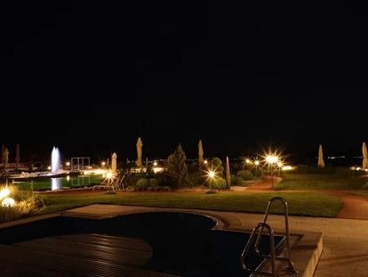 Wellnessurlaub - Pools: Außenpool beheizt - Floß - Hotelpool nachts - Der Birkenhof Spa & Genuss Resort
